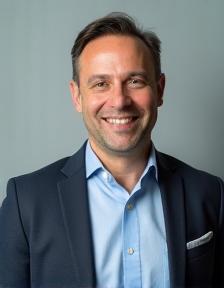 Professional headshot of João Oliveira, instructor of oratory and presentation.